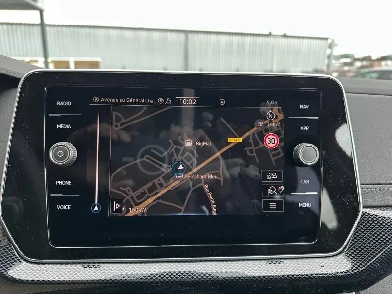 Écran tactile central du Volkswagen T-Cross 2025 affichant la navigation, avec finition R-Line et détails en gris Ascot.