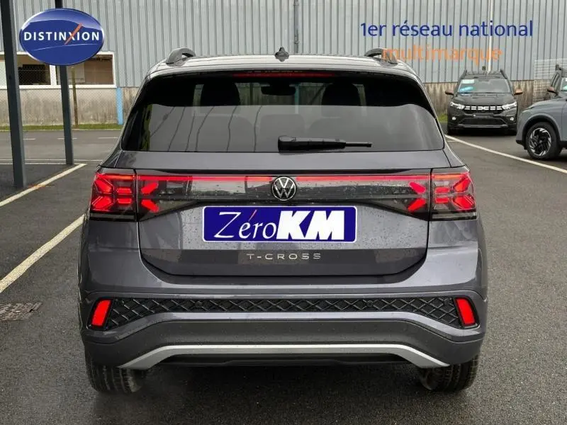 Vue arrière d'un Volkswagen T-Cross gris Ascot 2025 avec feux LED et logo central bien visibles.