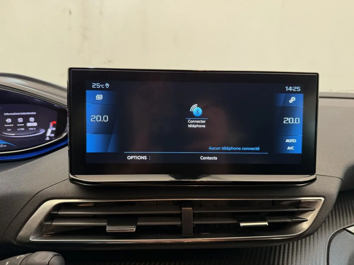 Écran tactile central du tableau de bord du Peugeot 3008 bleu, affichant la connexion Bluetooth et la climatisation à 20°C.