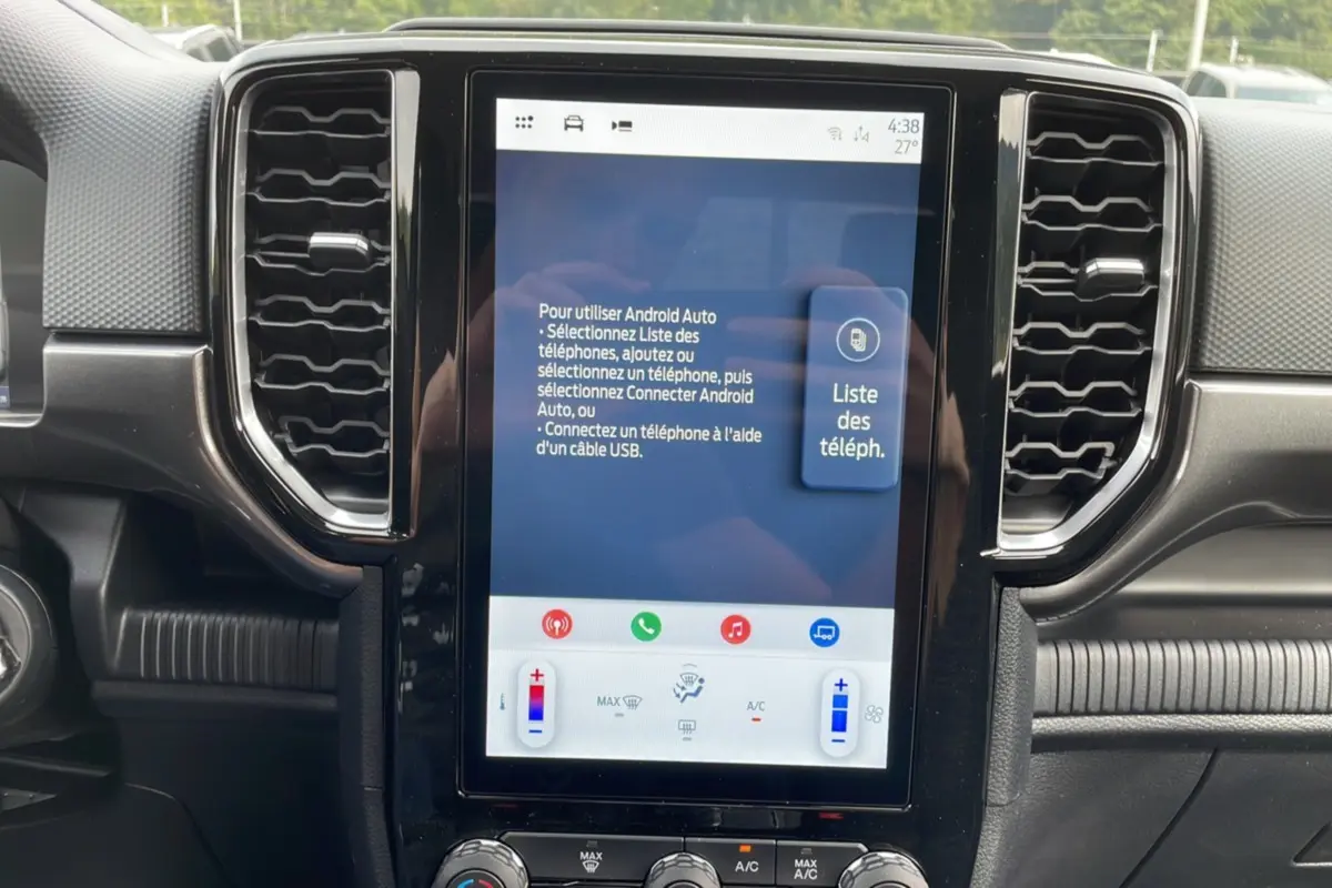 Écran tactile central vertical du Ford Ranger gris carbone, affichant Android Auto avec commandes climatisation.