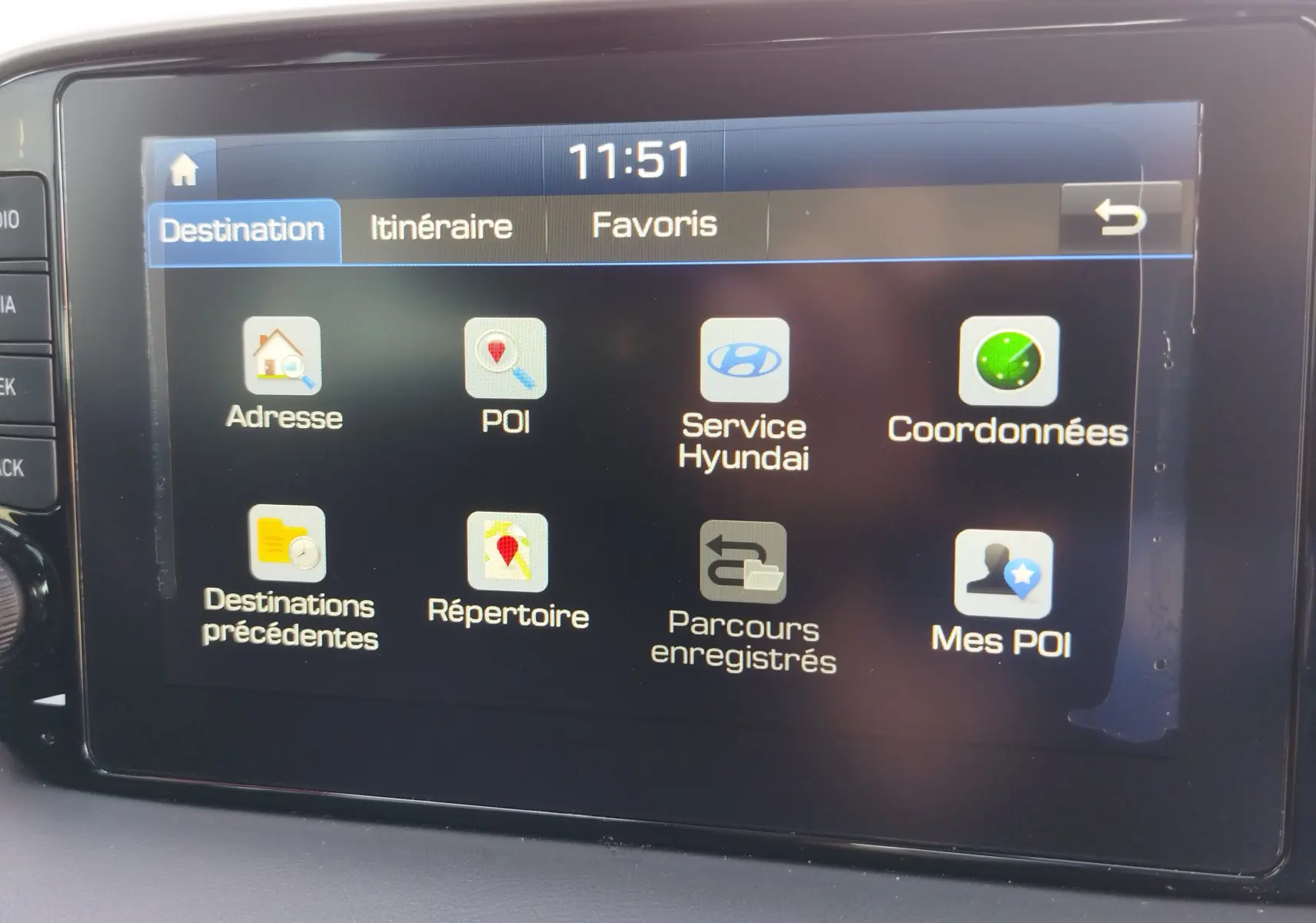 Écran tactile du système de navigation Hyundai Tucson 2019 affichant les options de destination en intérieur noir.