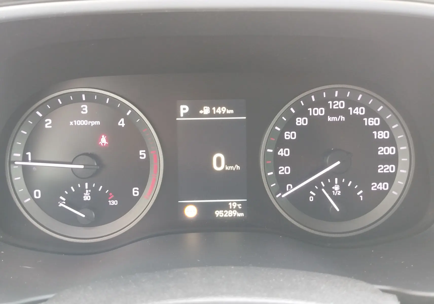 Vue du tableau de bord du Hyundai Tucson 2019, affichant compte-tours, vitesse, température et niveau de carburant.