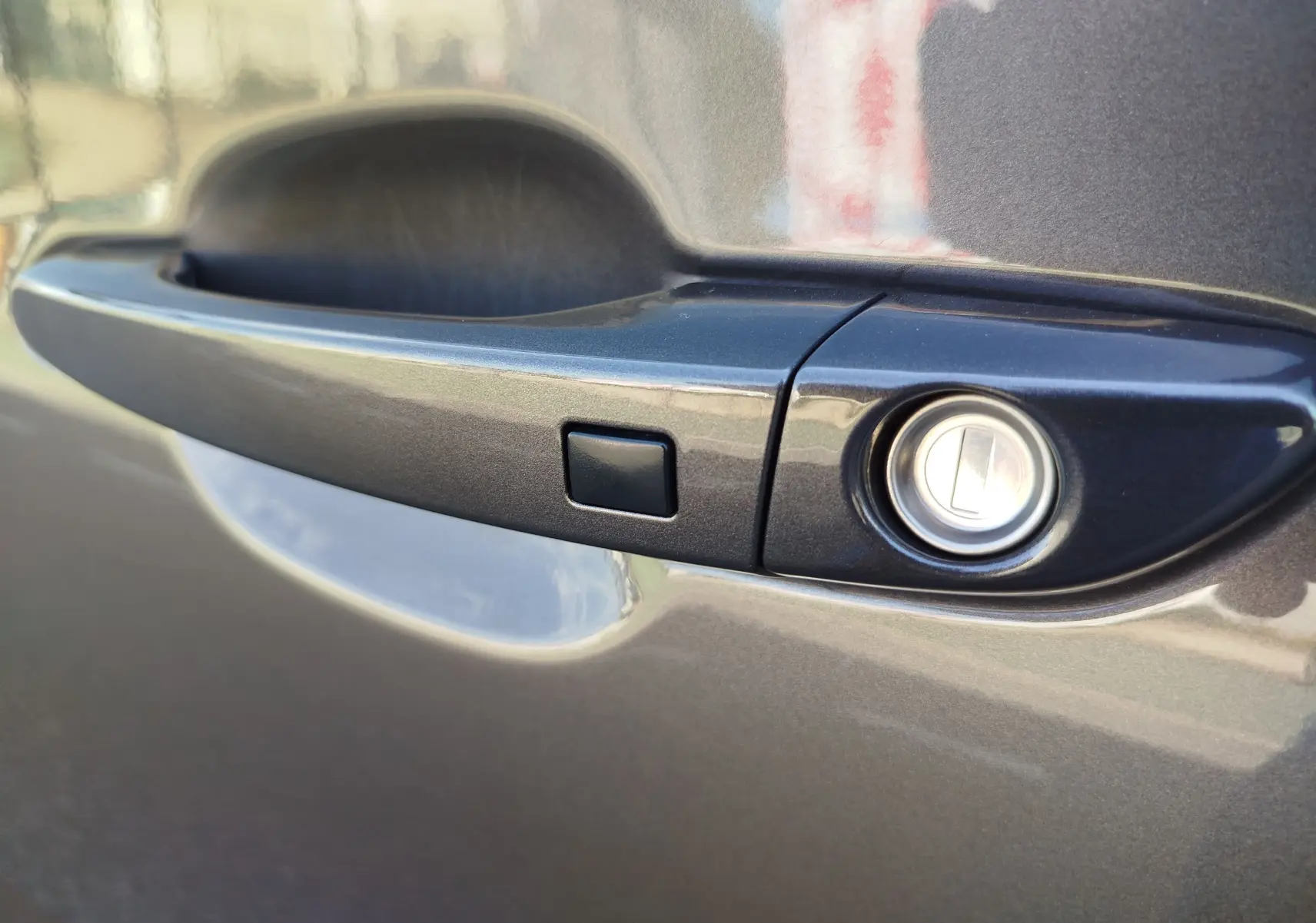 Poignée de porte côté gauche gris Micron du Hyundai Tucson 2019 avec serrure intégrée et bouton de déverrouillage.