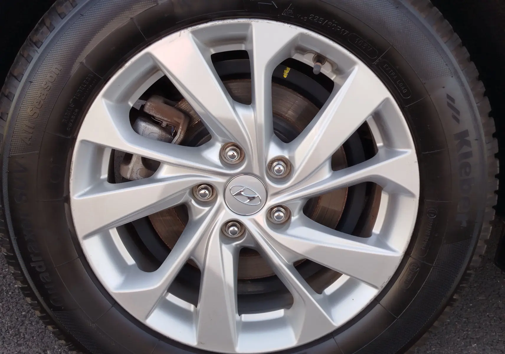 Gros plan sur la jante argentée d'un Hyundai Tucson 2019 avec pneu Kleber All Season visible.