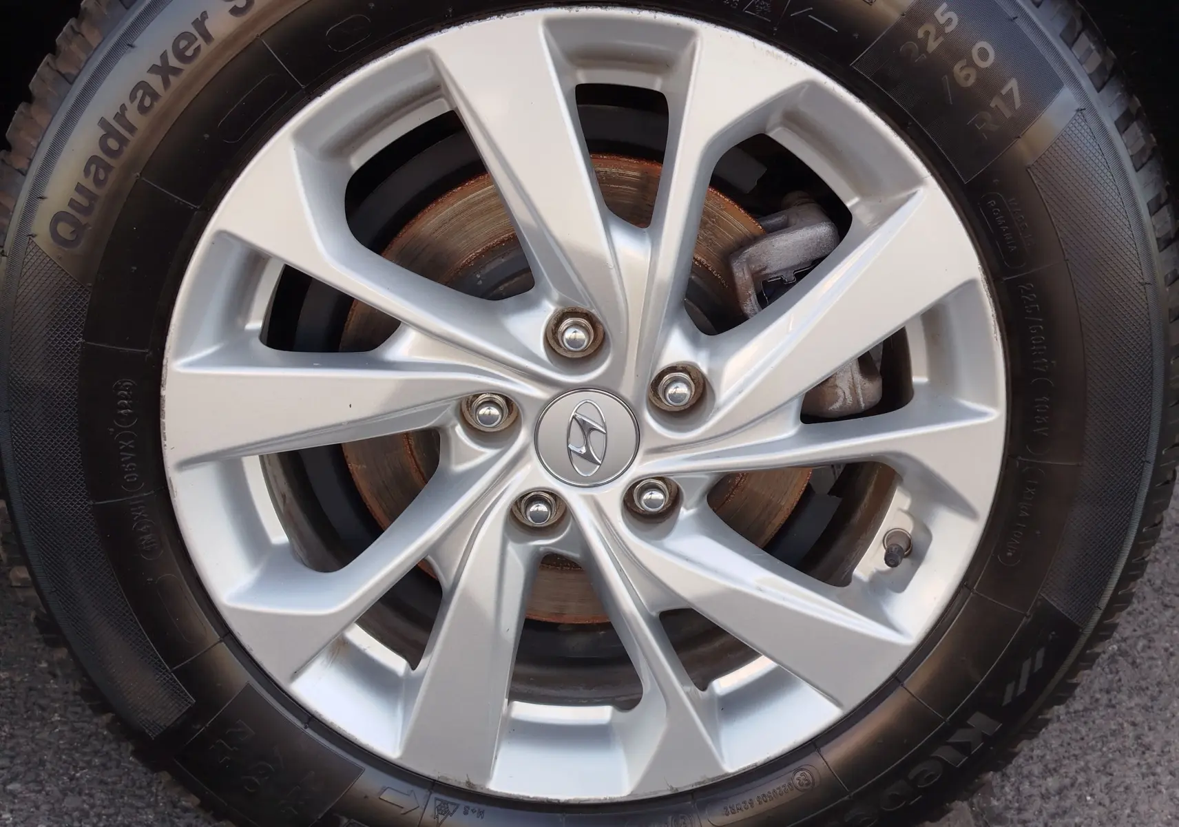 Gros plan sur la jante alliage argentée du Hyundai Tucson 2019 avec logo Hyundai au centre et pneu noir marqué Quadrarxer.