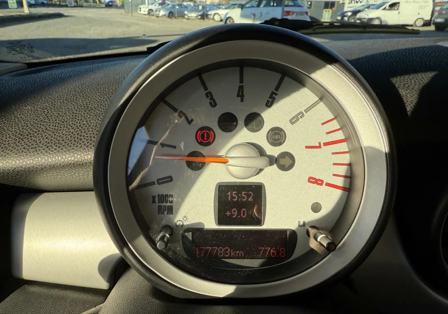 Gros plan sur le compte-tours blanc du tableau de bord d'une MINI Cooper 2007, affichant 177783 km.