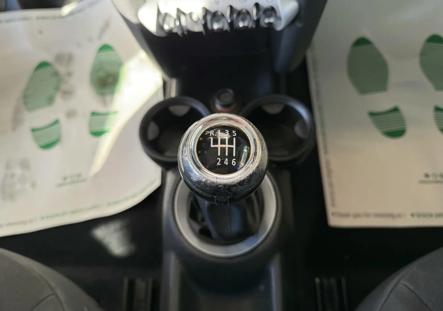 Le levier de vitesses manuel 6 rapports de la MINI Cooper 1.6 bleu, vu de dessus dans l'habitacle.