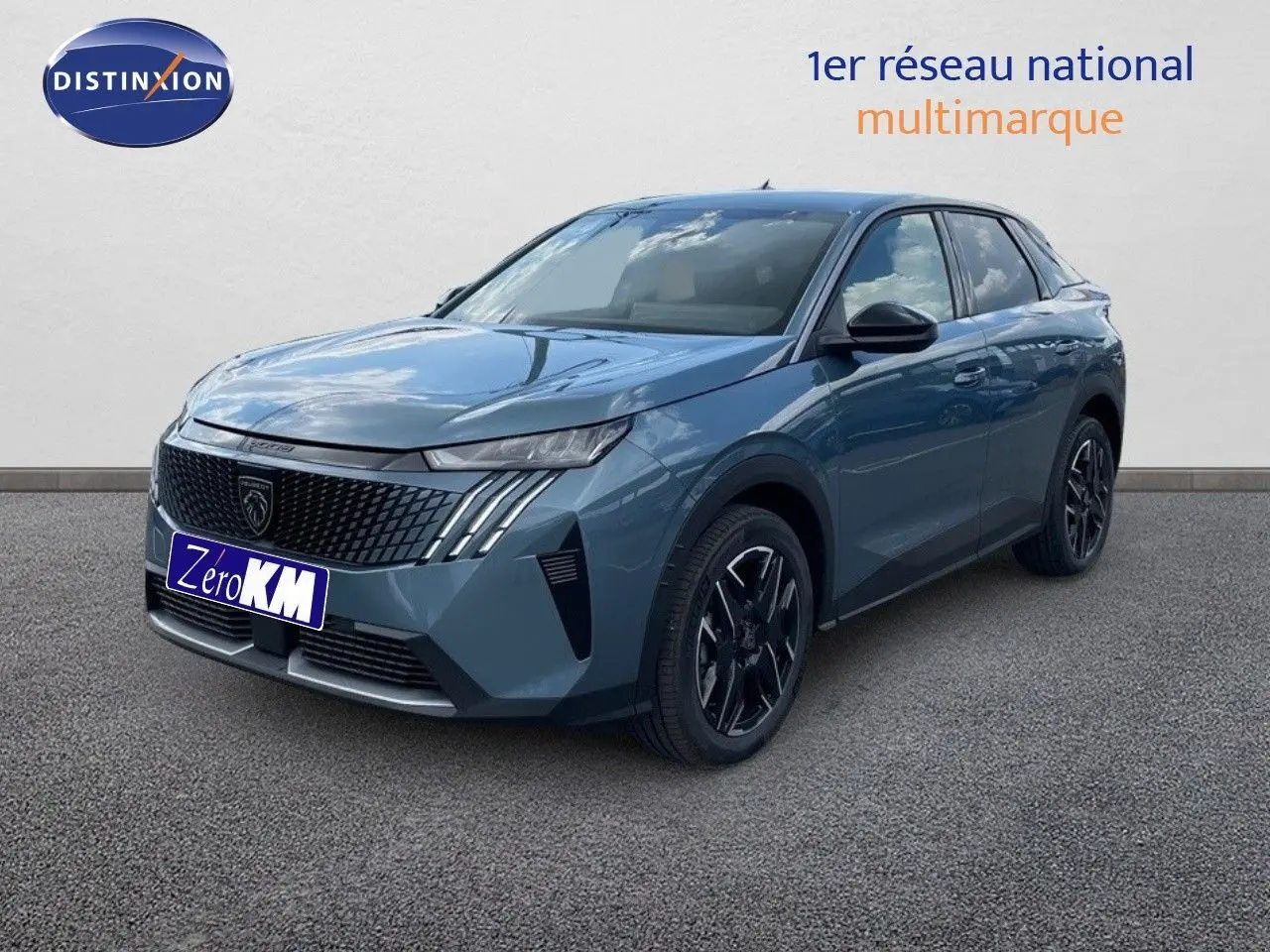 Peugeot 3008 Hybrid bleu Ingaro métal en 3/4 avant droit, avec calandre distinctive et jantes noires.