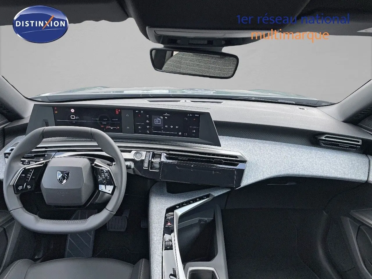 Intérieur du Peugeot 3008 Hybrid 2025 vu de face, tableau de bord moderne avec écran digital et volant compact.