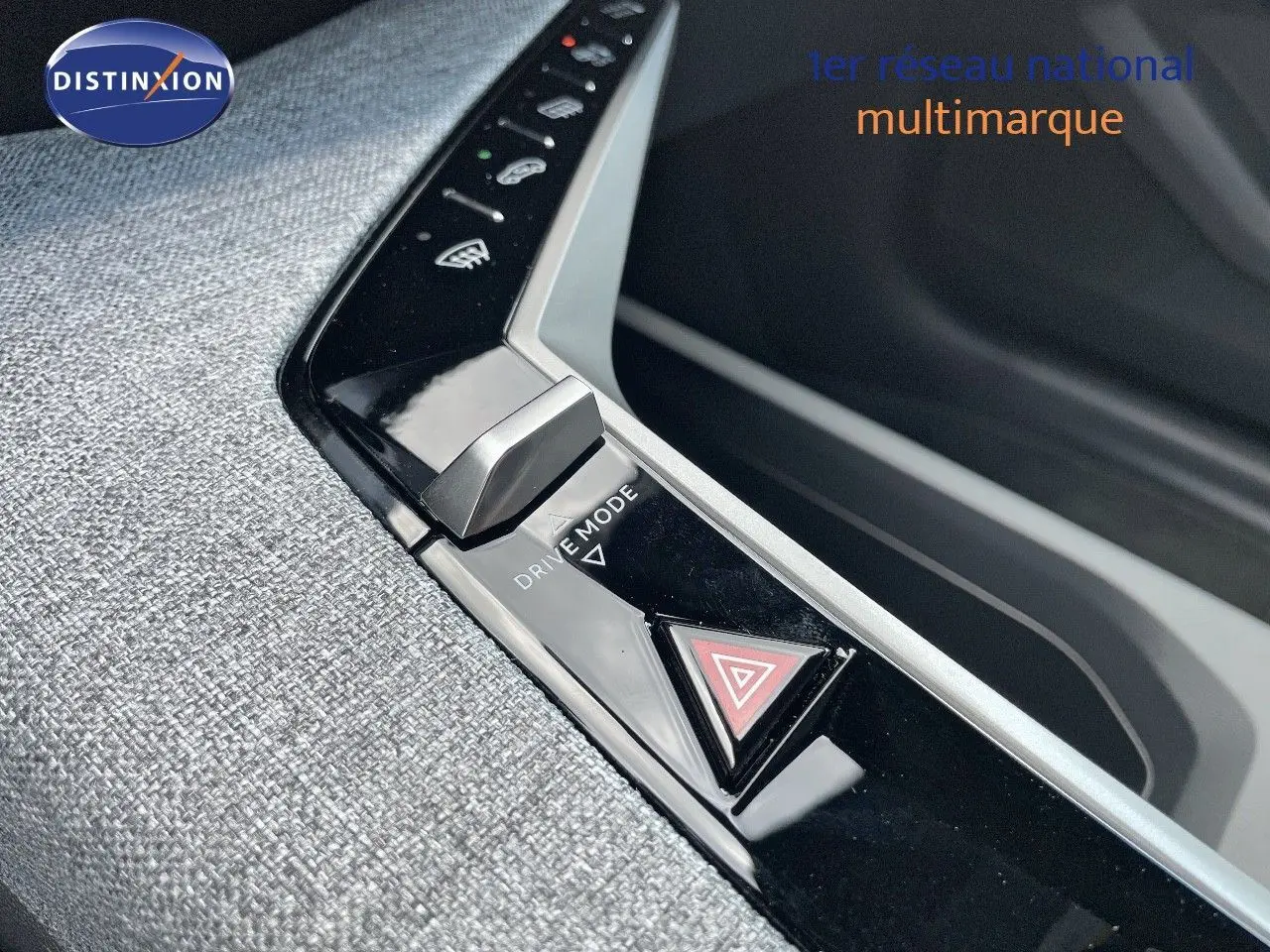 Gros plan sur la console centrale du Peugeot 3008 Hybrid 2025, avec bouton Drive Mode et signalisation d'alerte rouge.