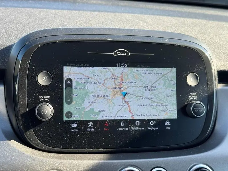 Écran tactile central du tableau de bord de la FIAT 500X 2024 affichant la navigation GPS sur fond noir.