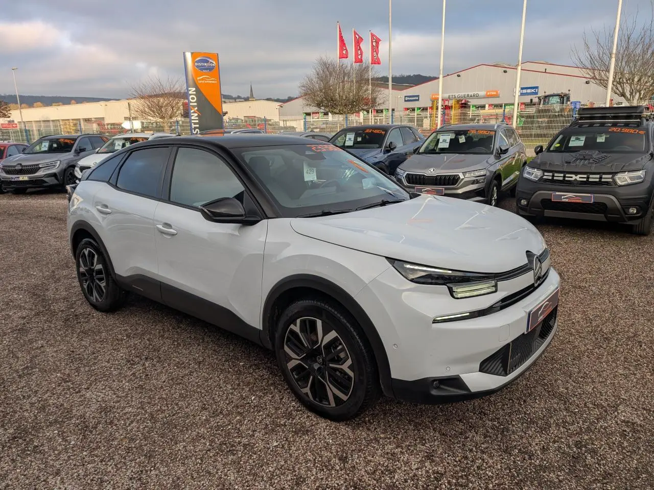 Citroën C4 blanc vue 3/4 avant droit avec toit noir Perla Nera et jantes alliage 18 pouces.