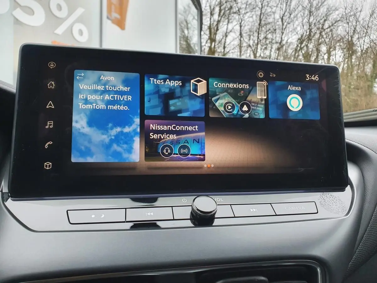 Écran tactile central du Nissan Juke 2025 affichant NissanConnect et Alexa dans l'habitacle.