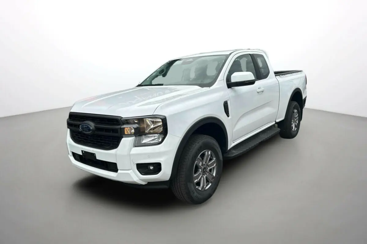 Ford Ranger blanc glacier en 3/4 avant droit avec calandre noire et marchepieds latéraux visibles.