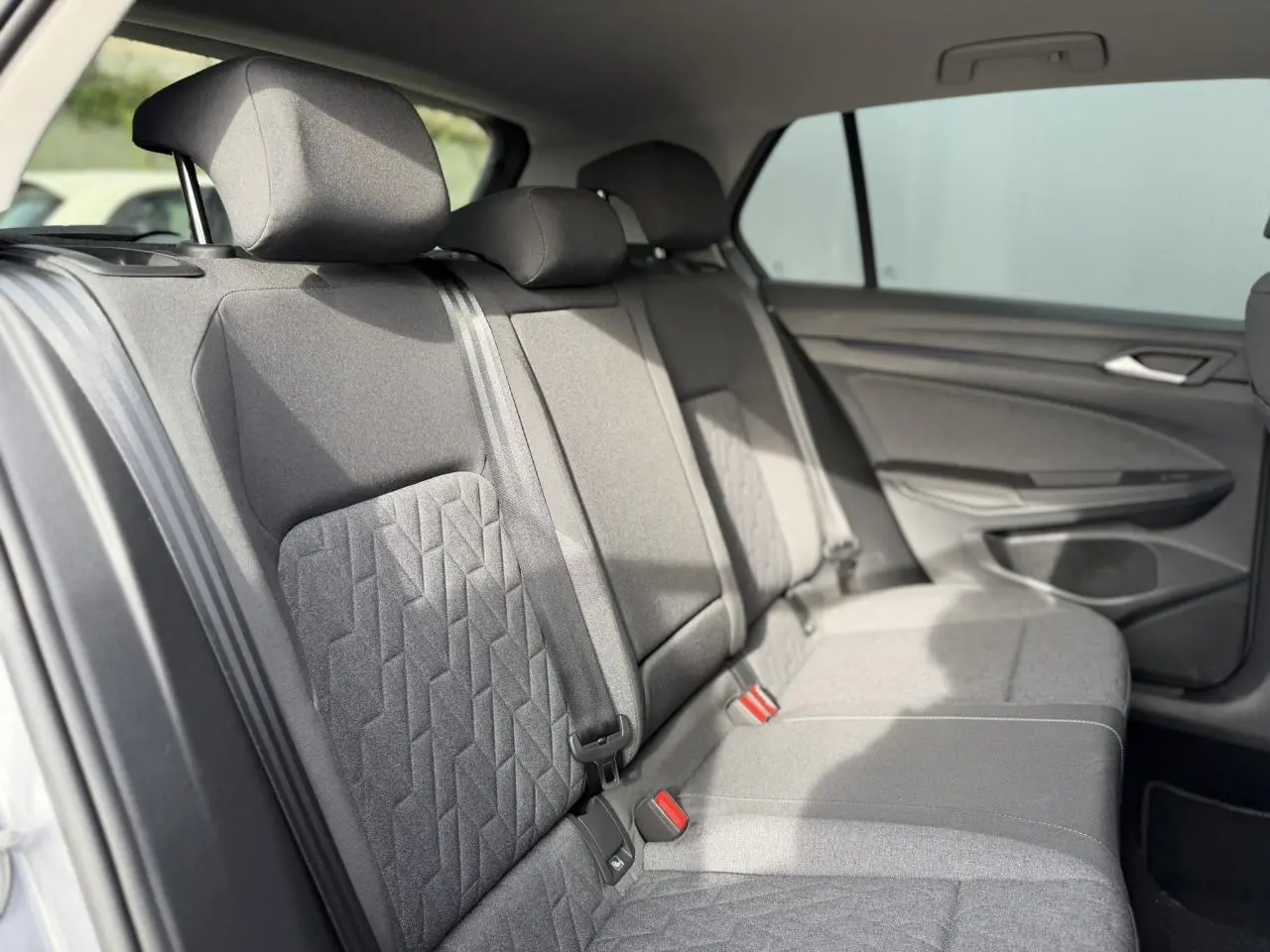 Vue intérieure côté droit des sièges arrière gris de la Volkswagen Golf 8 VIII 1.0 TSI 110 Goal 2024.