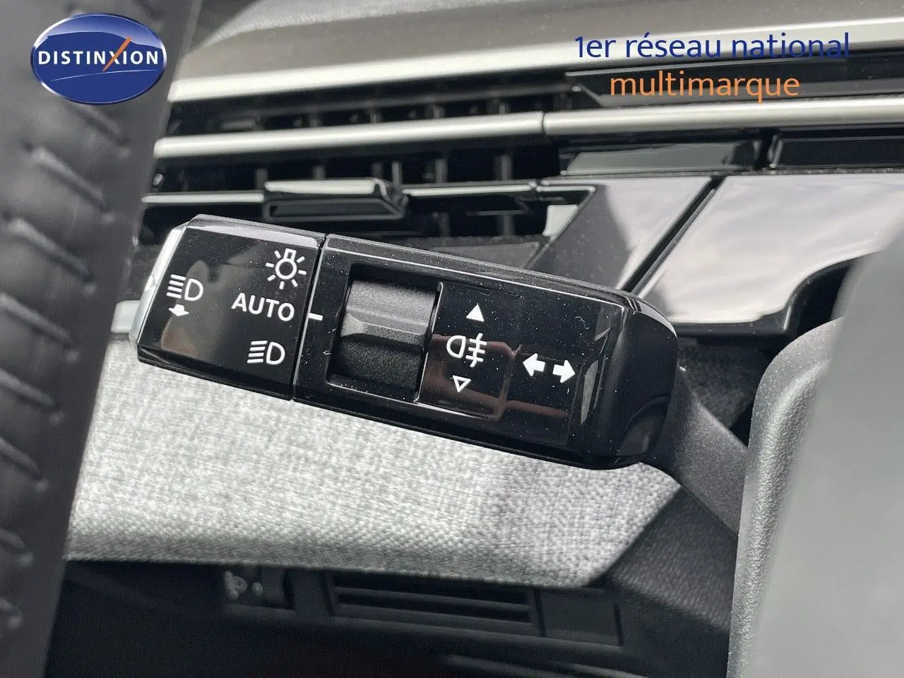 Gros plan sur la commande des phares et clignotants du Peugeot 3008 Hybrid 2025, intérieur gris clair.