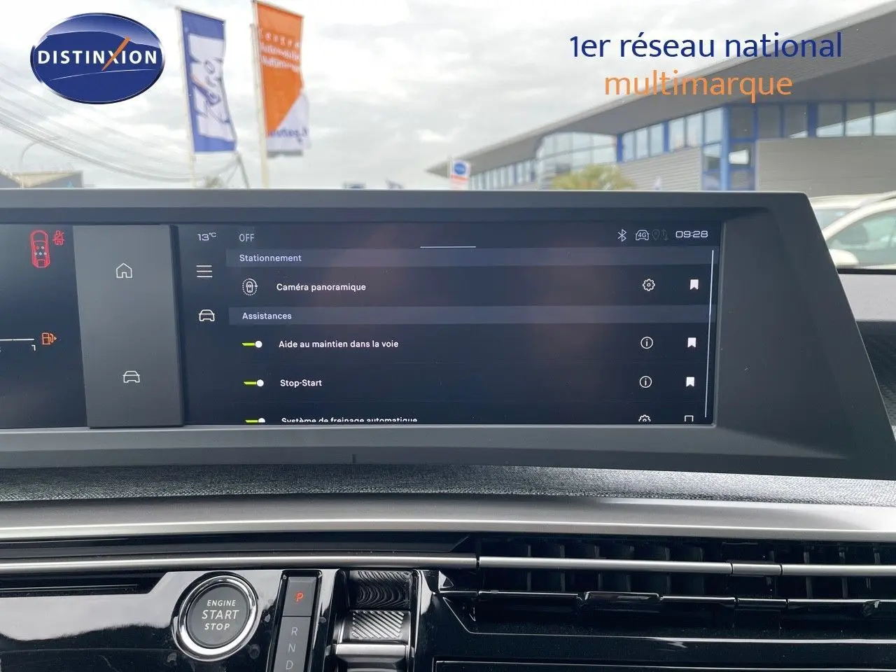 Tableau de bord du Peugeot 3008 Hybrid 2025 avec écran tactile affichant les assistances à la conduite.