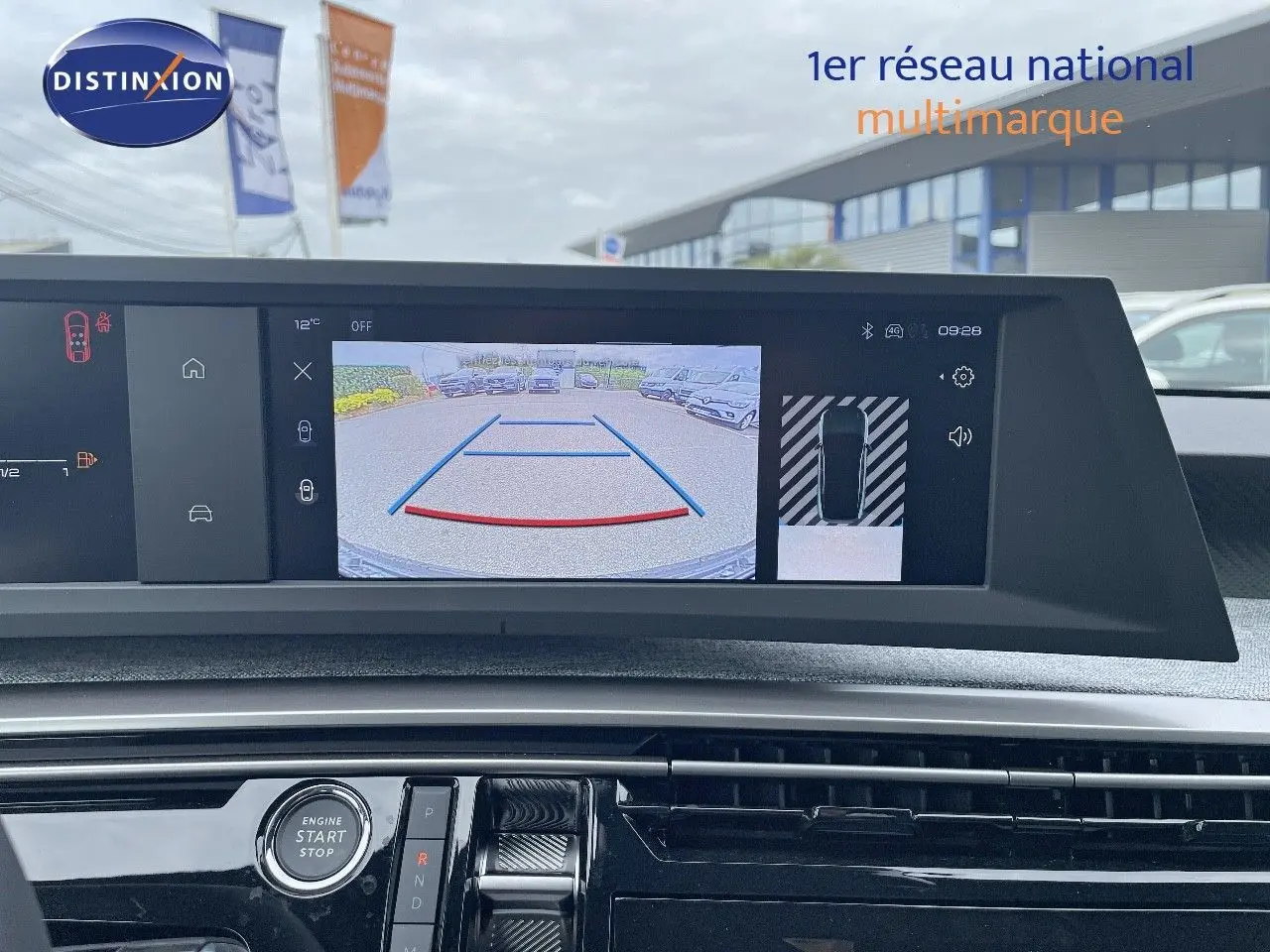 Vue intérieure du tableau de bord du Peugeot 3008 Hybrid noir perle, écran affichant la caméra de recul en marche.