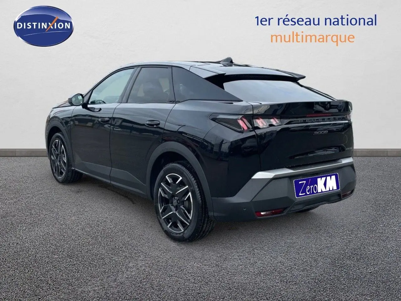 Vue 3/4 arrière droite d'un Peugeot 3008 Hybrid noir perle métal avec jantes bi-ton et feux LED distinctifs.