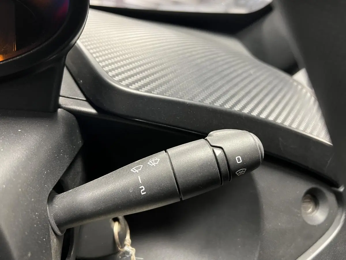 Gros plan sur la commande d'essuie-glace noire dans l'habitacle du Renault Twizy Intens orange 2019.