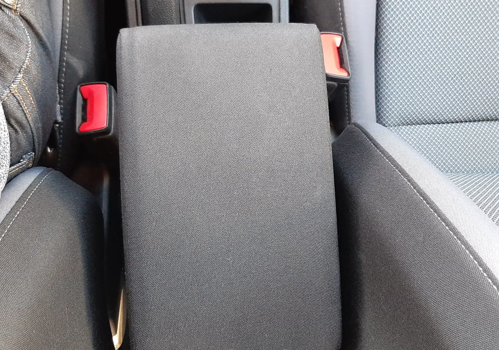 Accoudoir central noir entre les sièges avant gris tissu du SEAT Arona 2019, version Style essence.