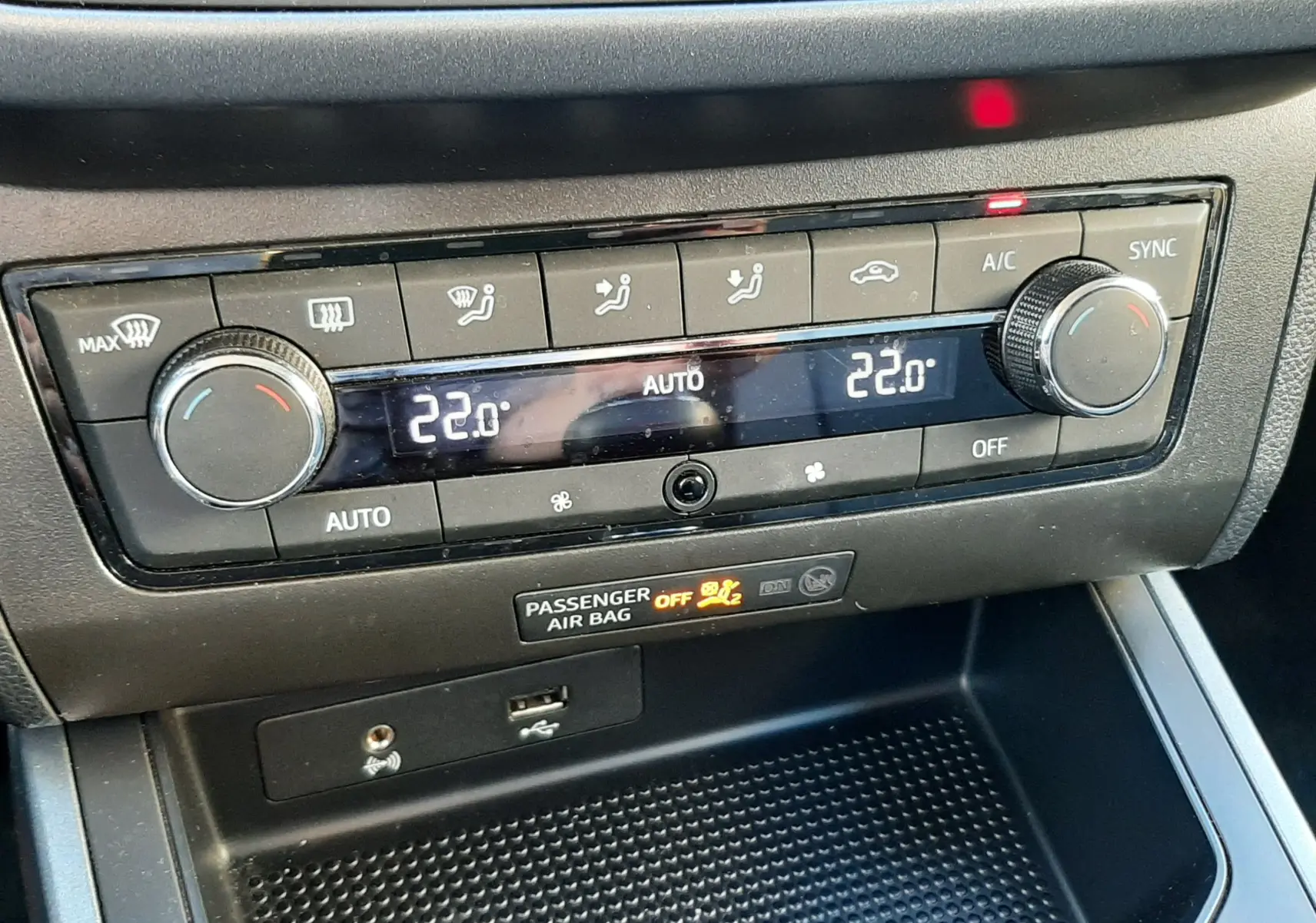 Tableau de bord de la SEAT Arona 2019 montrant la climatisation automatique réglée à 22°C avec commandes et ports USB visibles.