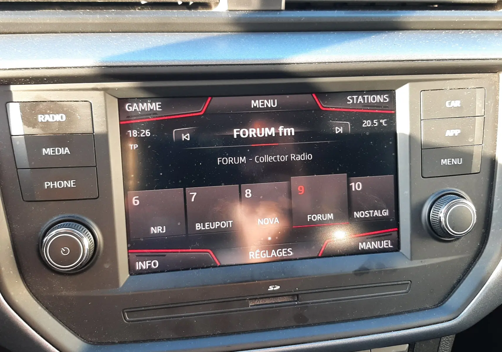 Vue rapprochée de la console centrale du SEAT Arona 2019, écran radio allumé et commandes climatisation visibles.