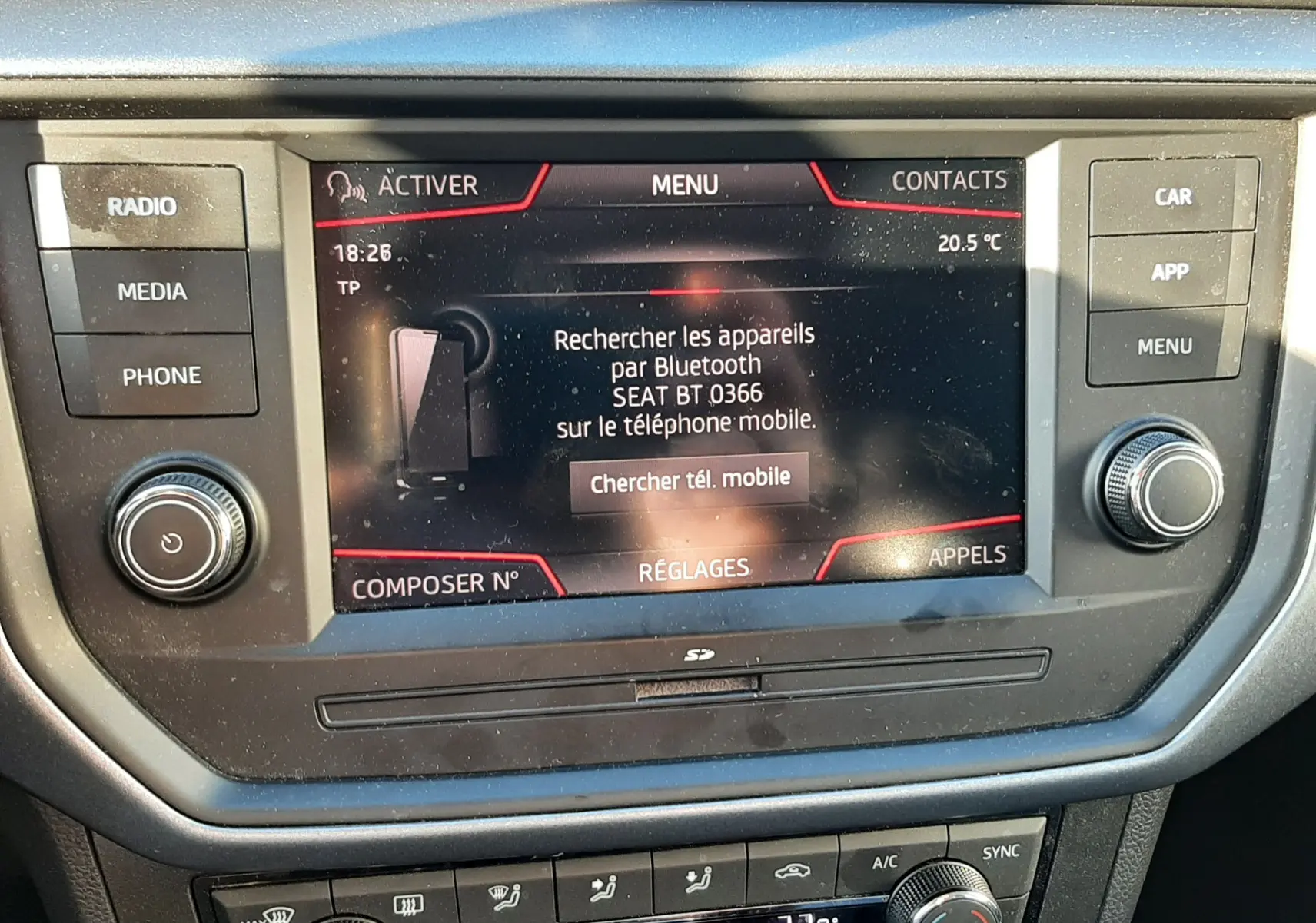 Vue rapprochée de l'écran tactile central et des commandes de climatisation du SEAT Arona gris magnetic avec toit noir.