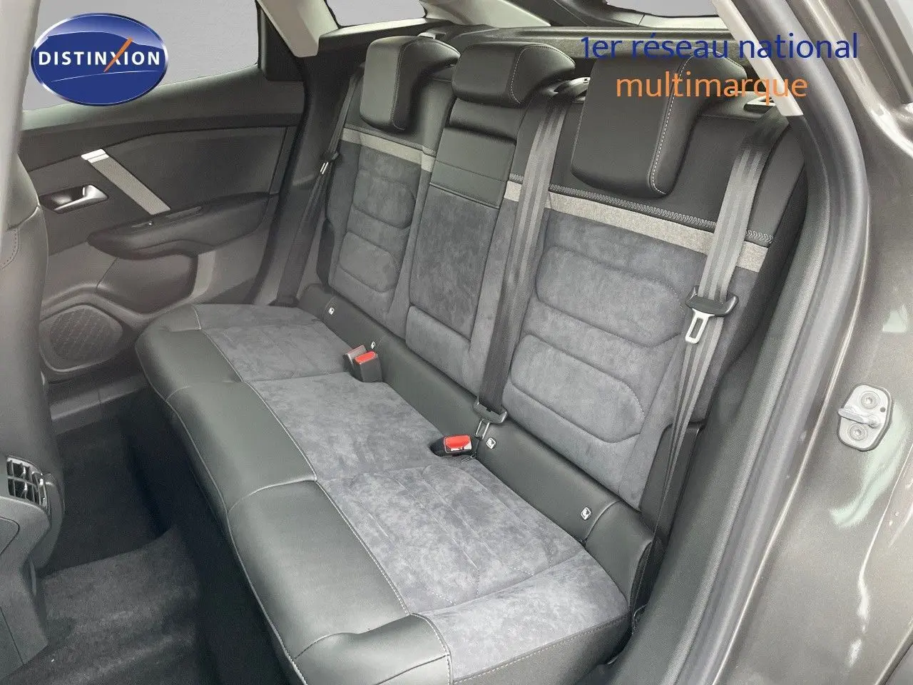 Vue côté gauche de la banquette arrière en cuir et alcantara gris d'une Citroën C4 2024 gris platinium métal.