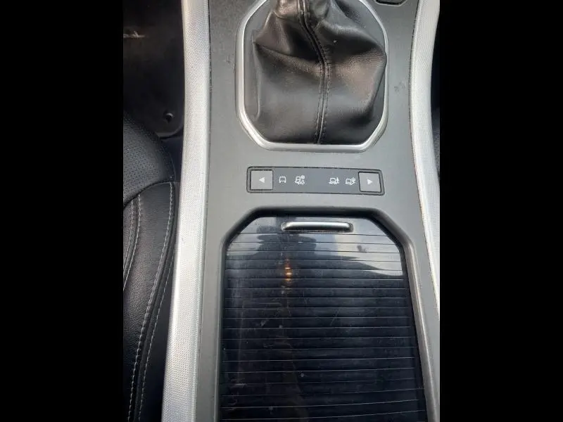 Vue rapprochée de la console centrale grise avec levier de vitesse cuir noir et commandes de modes de conduite du Range Rover Evoque 2013.