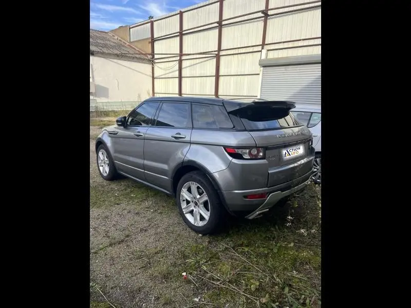 Vue 3/4 arrière droite d'un Range Rover Evoque gris Orkney avec vitres teintées et jantes alu 19 pouces.