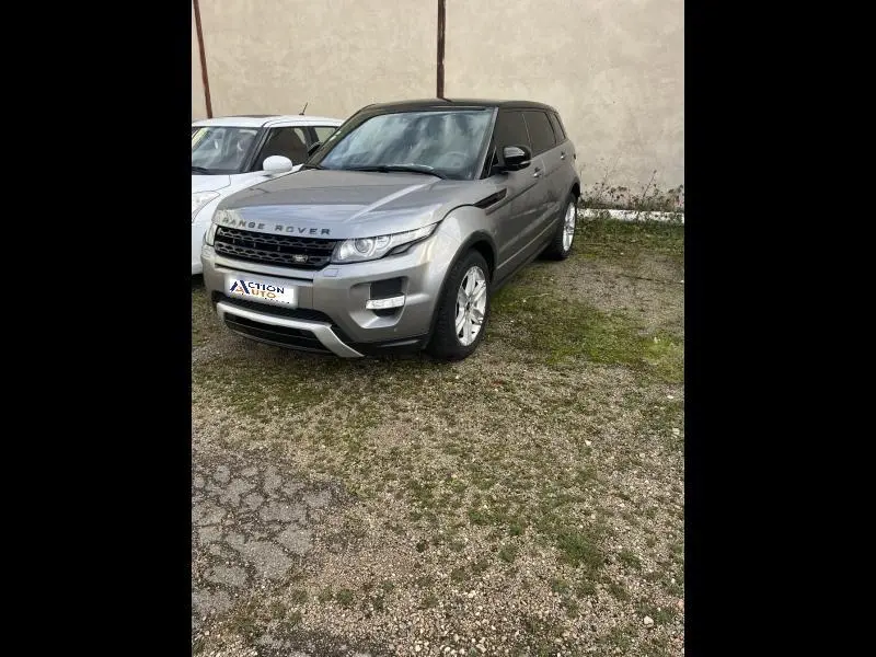 Range Rover Evoque gris Orkney vu en 3/4 avant droit, avec toit noir et jantes alu 19 pouces.