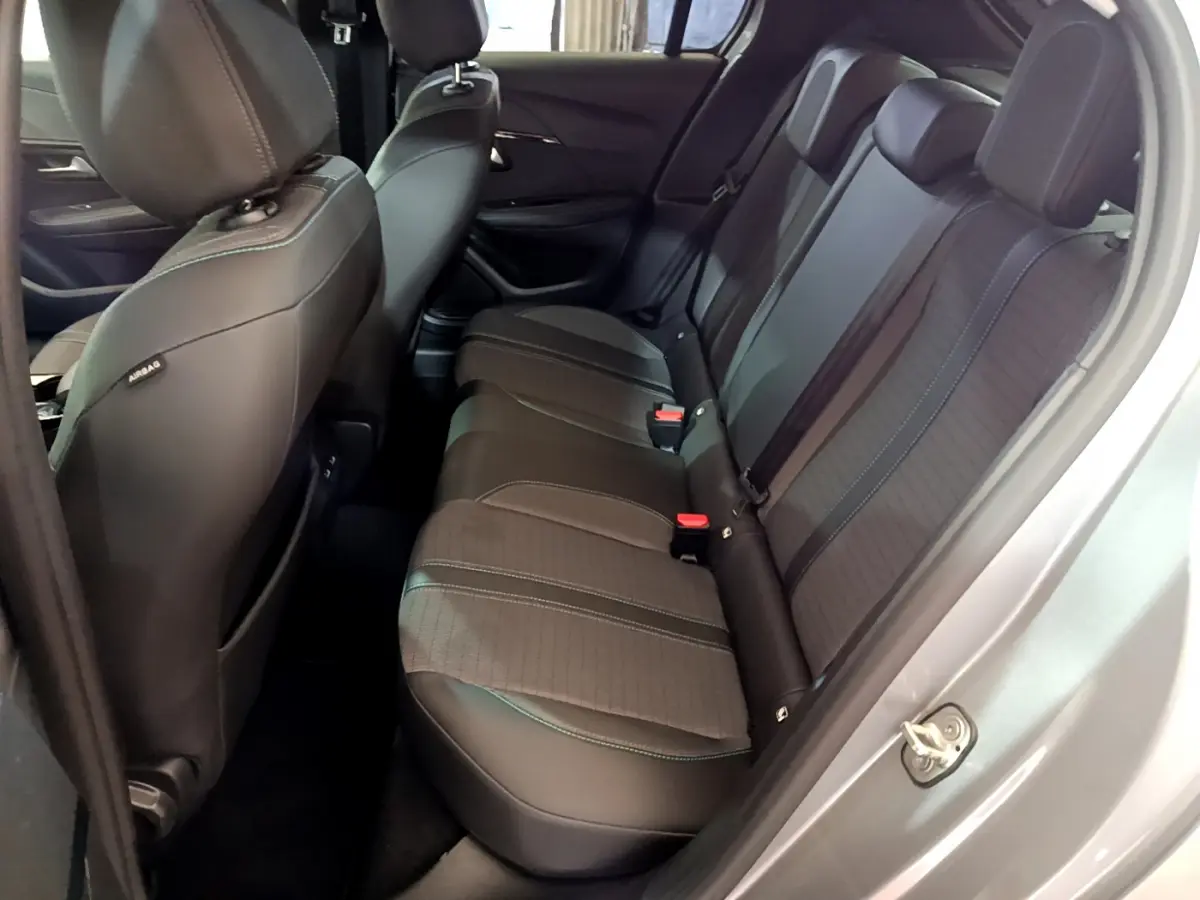 Vue intérieure côté droit sur la banquette arrière en tissu noir de la Peugeot 208 gris clair 2020.
