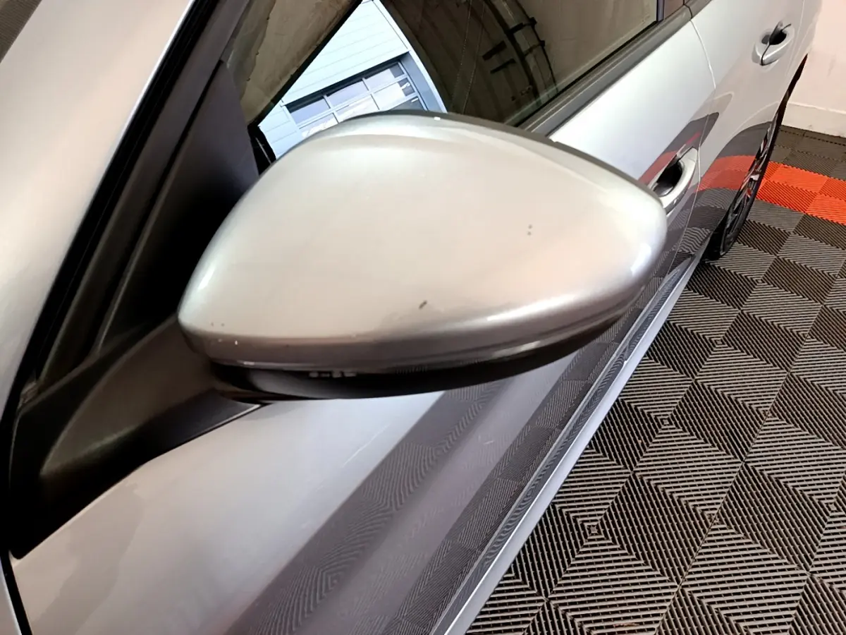 Gros plan sur le rétroviseur côté gauche gris clair de la Peugeot 208 PureTech 100 S&S Allure Business 2020.