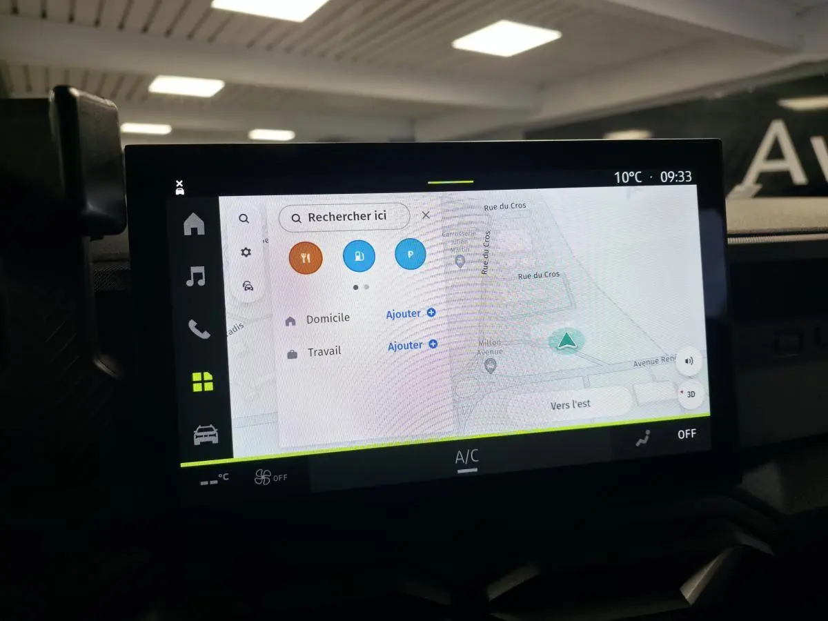 Écran tactile central 10 pouces du Dacia Duster 1.6 Hybrid 2025 affichant la navigation connectée.