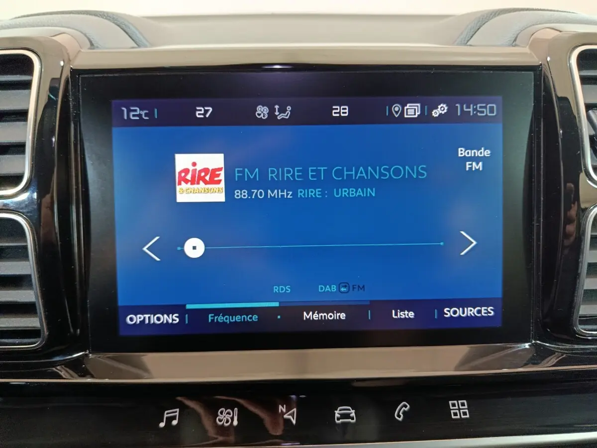 Écran tactile central du tableau de bord du Citroën C5 Aircross Hybrid blanc, affichant la radio FM.