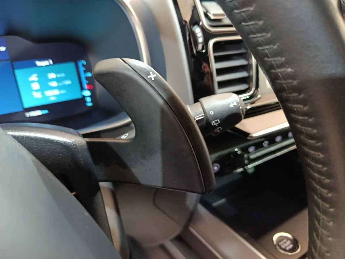 Gros plan sur la palette de changement de vitesse droite noire dans l'habitacle du Citroën C5 Aircross Hybrid blanc.