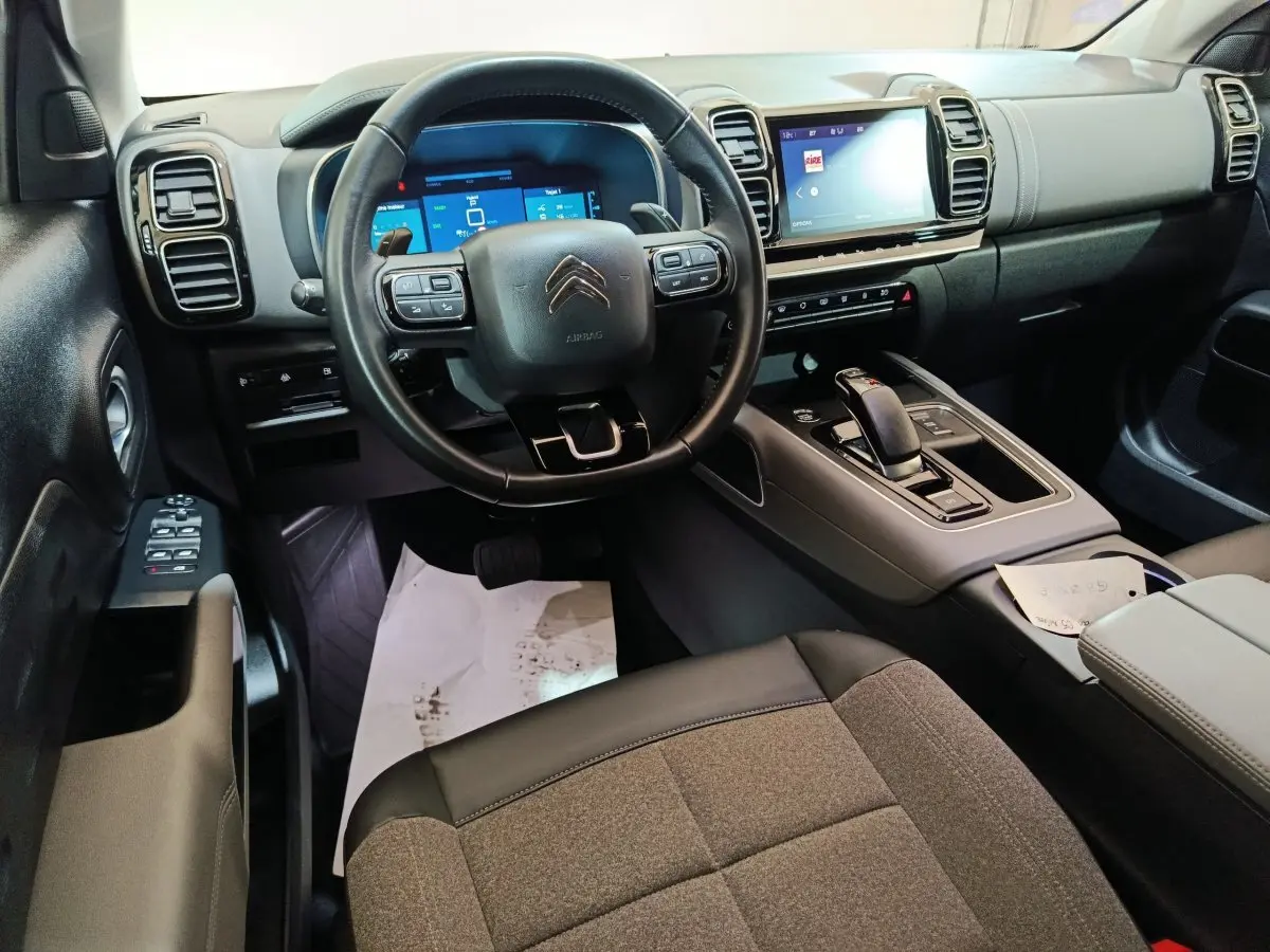 Vue intérieure côté conducteur du Citroën C5 Aircross Hybrid avec tableau de bord numérique et écran tactile central.