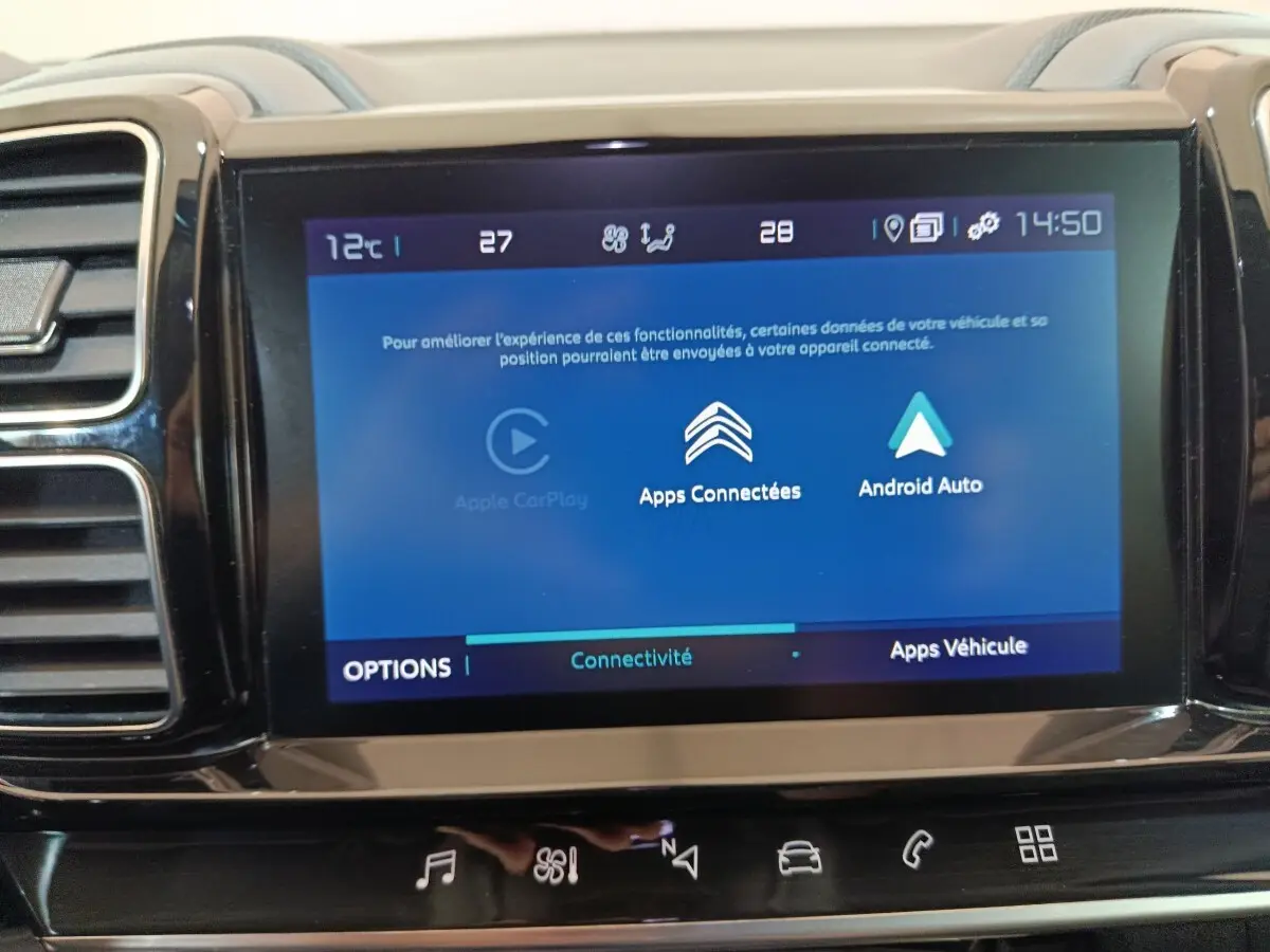 Écran tactile central du tableau de bord du Citroën C5 Aircross Hybrid affichant les options Apple CarPlay et Android Auto.