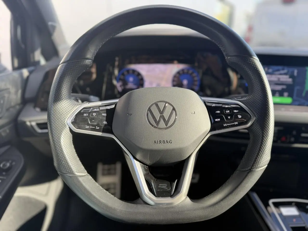 Volant sport noir avec logo VW, boutons multifonctions, vue frontale intérieure du Volkswagen Golf 8 R-Line 2024.