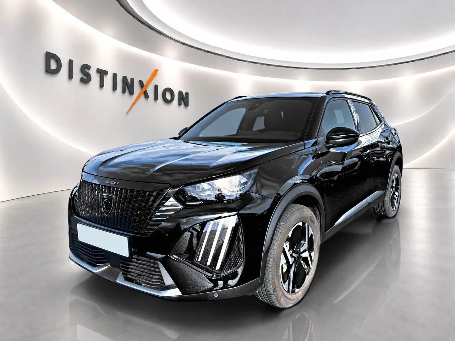 Peugeot 2008 noir en 3/4 avant droit, avec calandre noire et feux LED distinctifs en intérieur showroom.