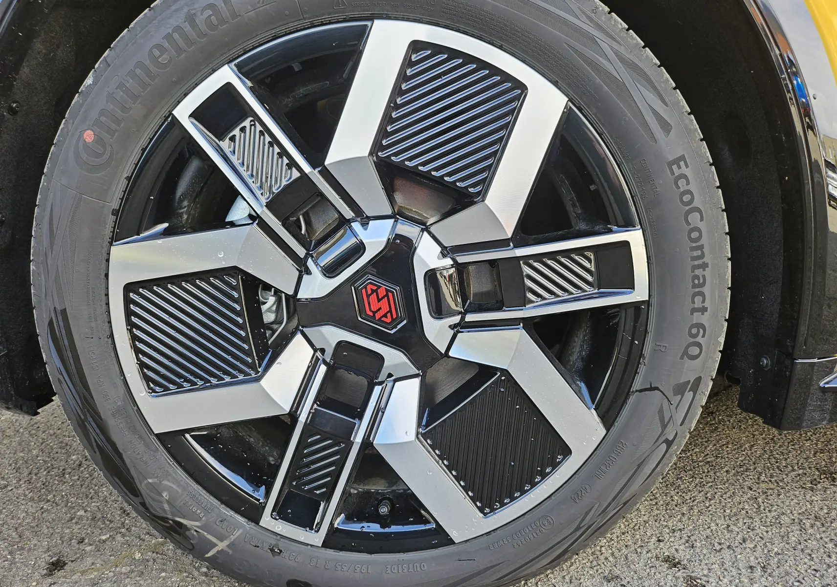 Gros plan sur la jante noire et argentée avec logo rouge du Renault R5 électrique jaune pop 2025.