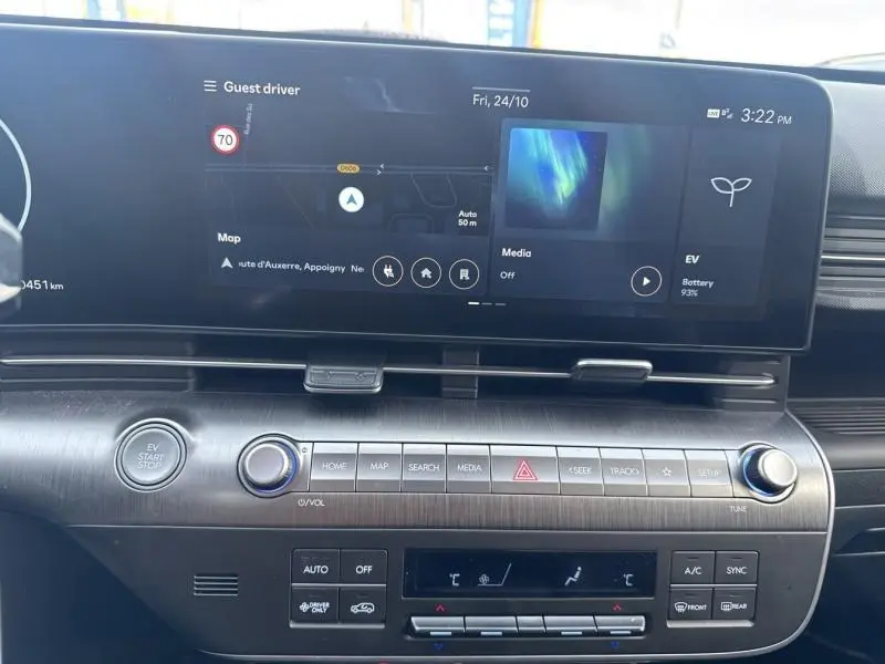 Vue rapprochée du tableau de bord du Hyundai KONA Electric 2023 avec écran tactile multifonction et commandes intégrées.