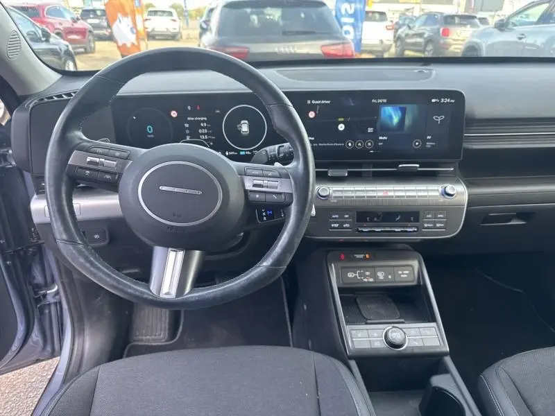 Vue intérieure avant du tableau de bord et volant cuir multifonction du Hyundai Kona Electric 2023 Metal Blue.