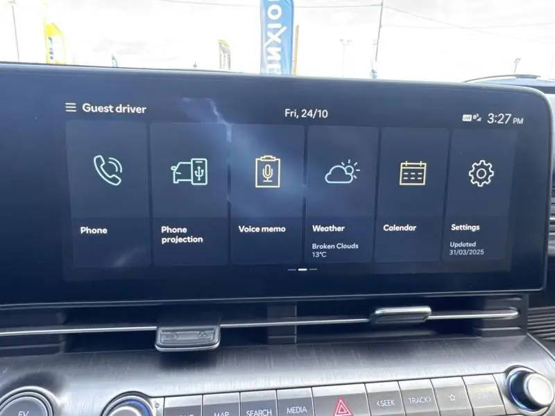 Écran tactile central de la Hyundai Kona Electric 2023 affichant les options téléphone, météo et calendrier.