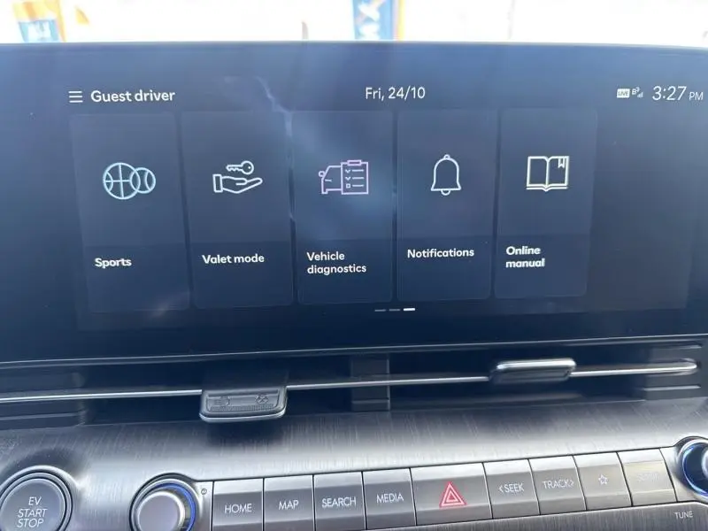 Écran tactile central du Hyundai KONA Electric 2023 montrant les modes de conduite et notifications, intérieur noir.