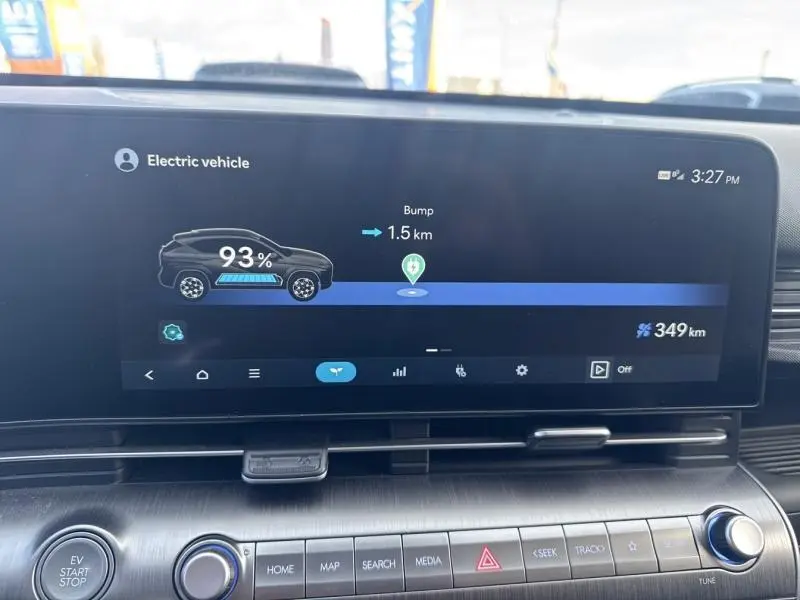 Écran tactile intérieur du Hyundai Kona Electric 2023 montrant l'autonomie à 93% et 349 km restants.