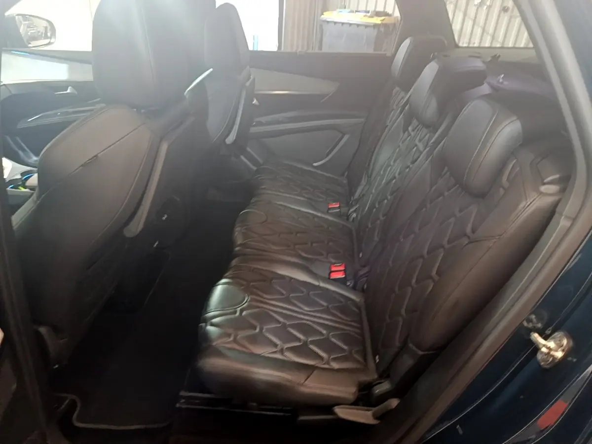 Vue côté gauche de la banquette arrière en cuir noir matelassé du Peugeot 5008 bleu 2021 GT PureTech.