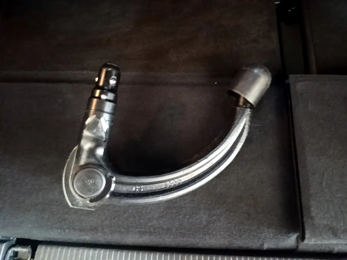 Gros plan sur la boule d'attelage amovible posée sur le plancher plat du coffre du Peugeot 5008 bleu 2021.