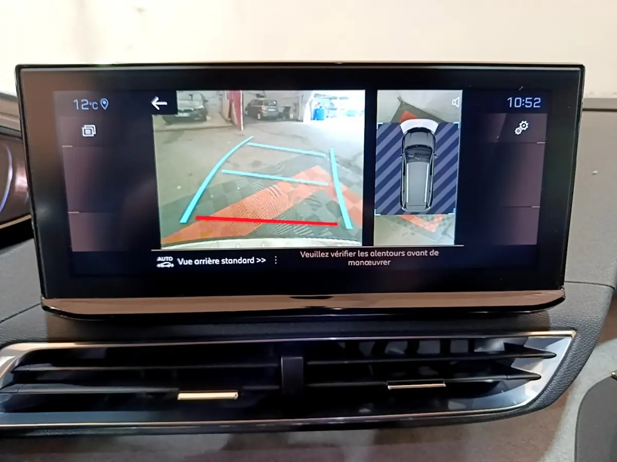 Écran tactile intérieur du Peugeot 5008 bleu montrant la caméra de recul et l'aide au stationnement arrière.